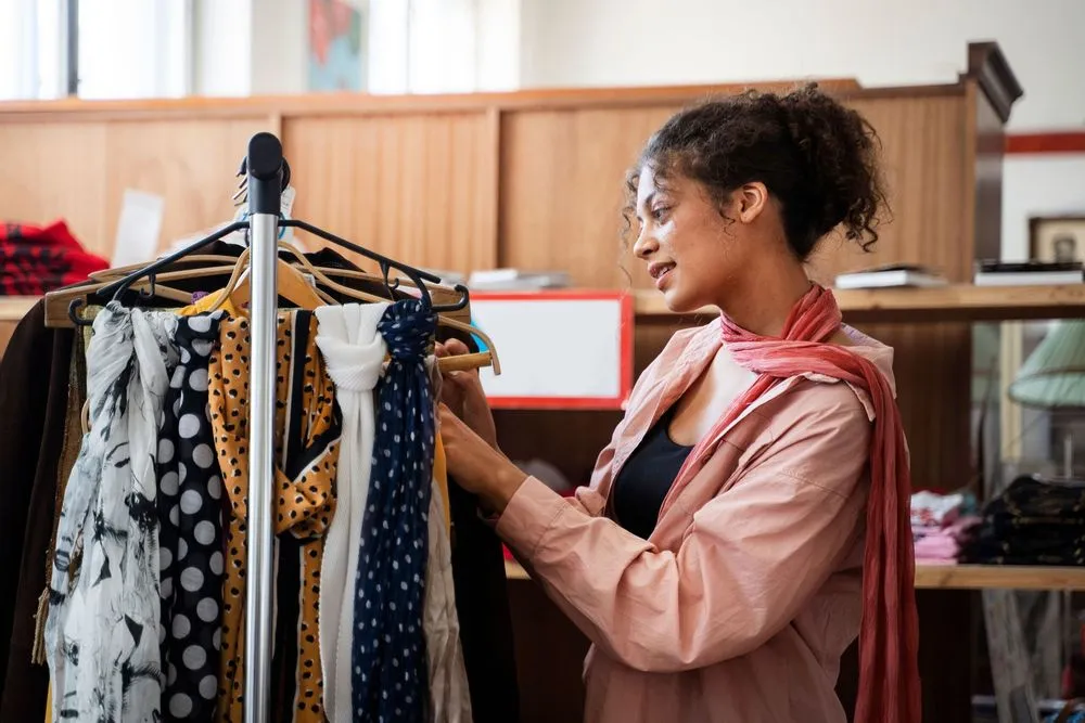 Image d'une femme dans une reyclerie